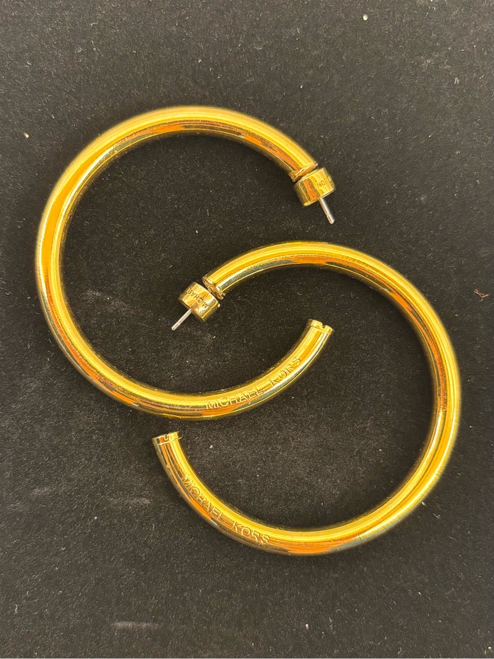 Michael Kors Round Gold Tone Hoop Pierced Earrings Tubular Style Post Back Close